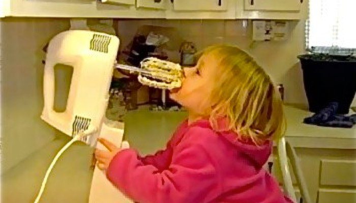 Kind likt aan keukenmixer