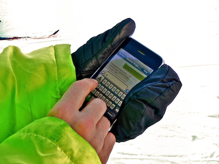 Mobiele telefoon gebruikt in de sneeuw